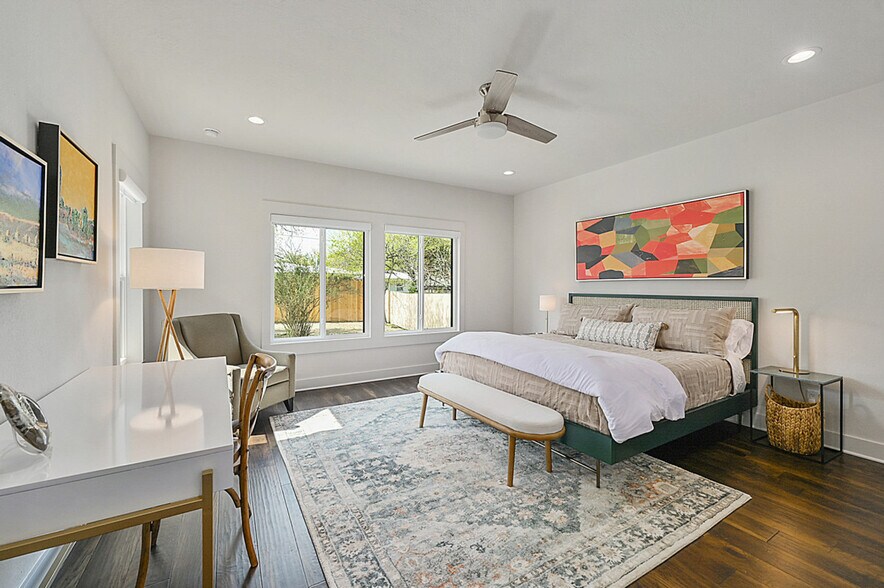 Building Photo - 401 W Brookside Dr