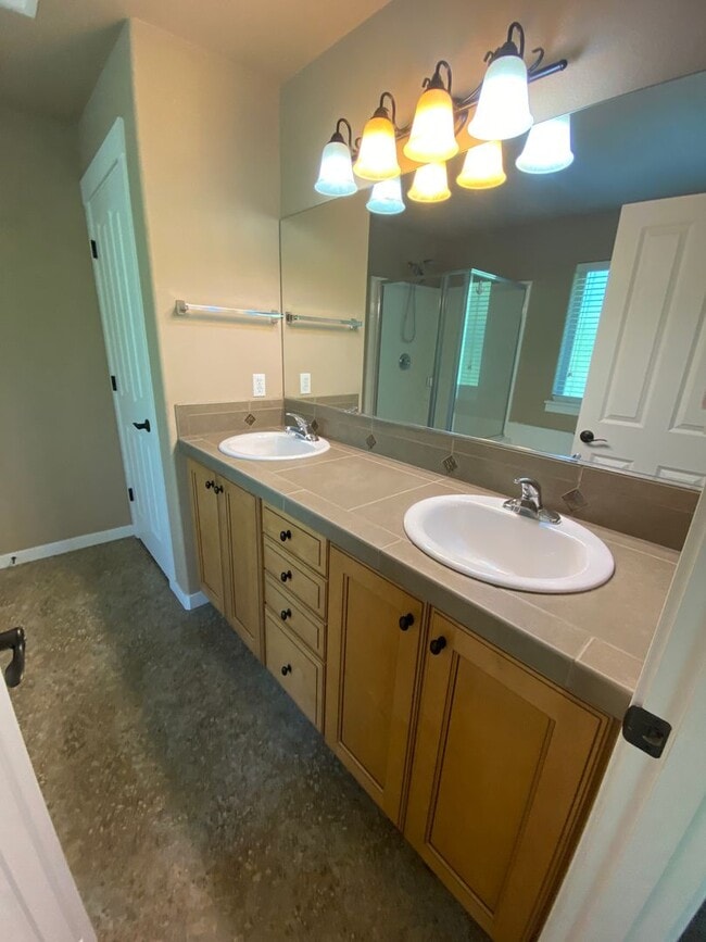 Building Photo - NE House Pet Friendly, 4 Bdrm, 2.5 Bath, Bonus Room, Office, Gas Heat/fireplace, A/C