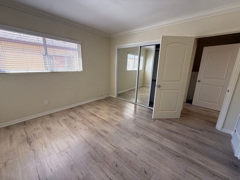 Building Photo - 3753 S Barrington Ave