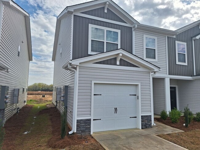 Building Photo - Remarkable 3 bd and 2.5 ba Townhome with Great Amenities and Close to Fort Jackson!