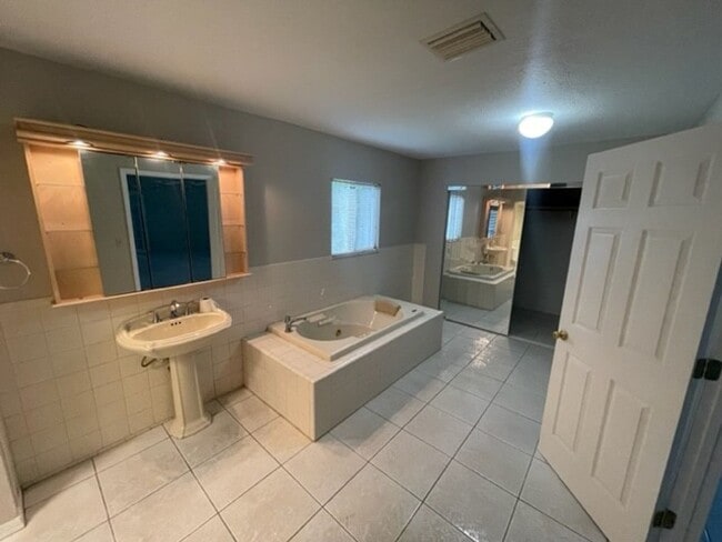 Building Photo - 356 Pipit St NE