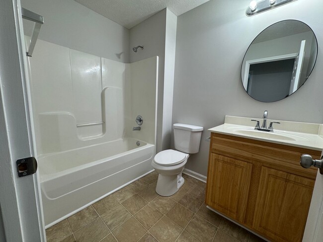 Building Photo - Newly Renovated 3BR 2BA home close to GM, ...