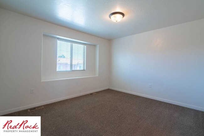 Building Photo - 3 Bedroom & 2.5 Bathroom & Dog Friendly!