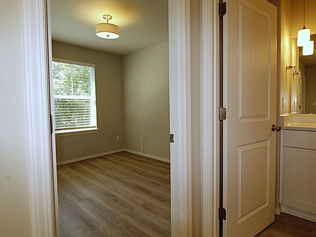 Building Photo - Modern 3x2.5 End Unit Townhome Retreat in NE Bend