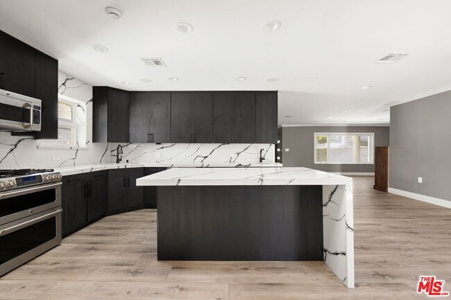 Building Photo - 2011 Stearns Dr