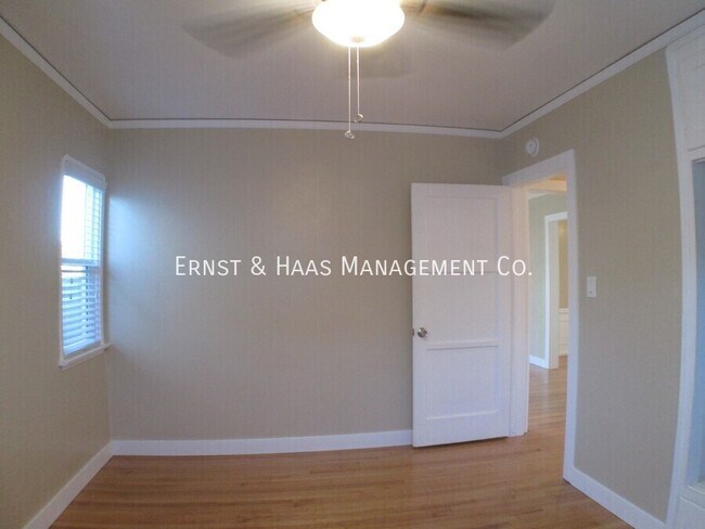 Building Photo - 215 E Scott St