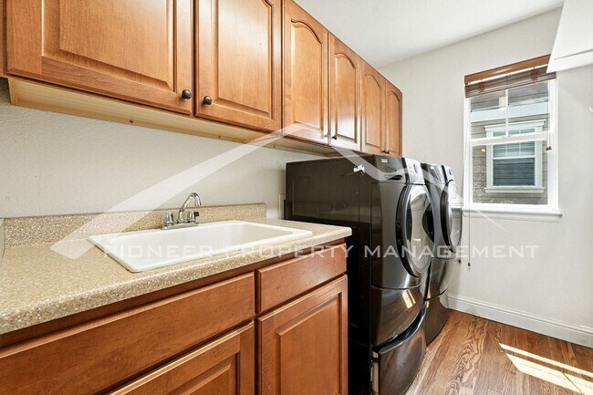 Building Photo - Stunning Home with Washer/Dryer and Centra...