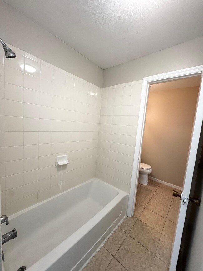 Building Photo - 401 Fountainhead Cir