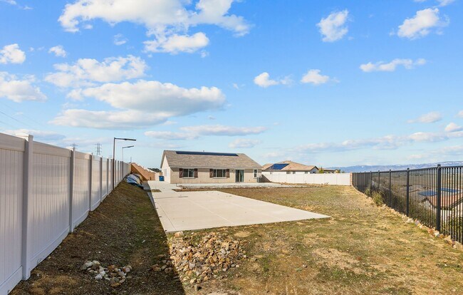 Building Photo - Stunning 4 bedroom 3 bath home in Summer Wind Trail Community