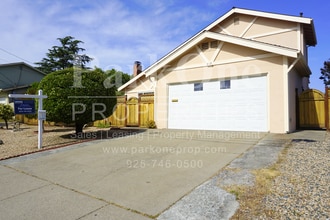 Building Photo - Beautiful 4-Bedroom Single Family Home with Spacious Yard | Great Location