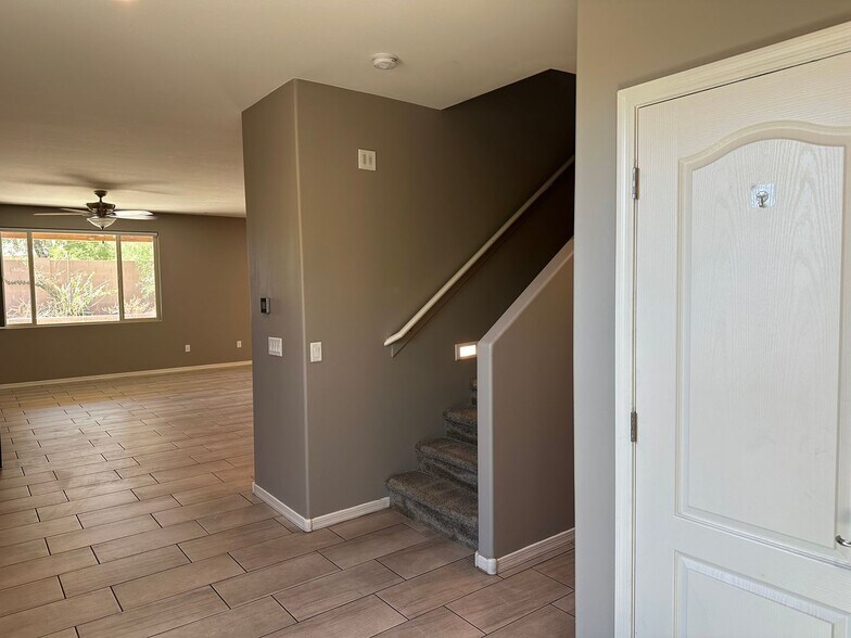 Building Photo - 1445 W Locke Dr