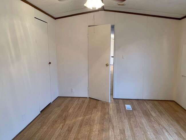 Building Photo - 3 BR, 2 BA Single Wide on Private Lot *Pri...