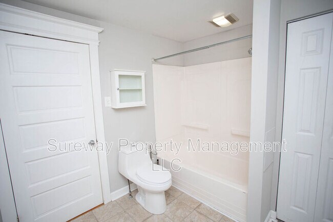 Building Photo - 5753 Rogers Ave