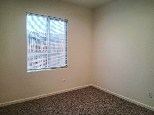 Building Photo - Great 3 Bedroom in Sutro Area