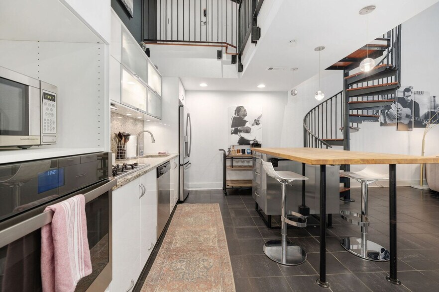 Building Photo - 329 N West Ave