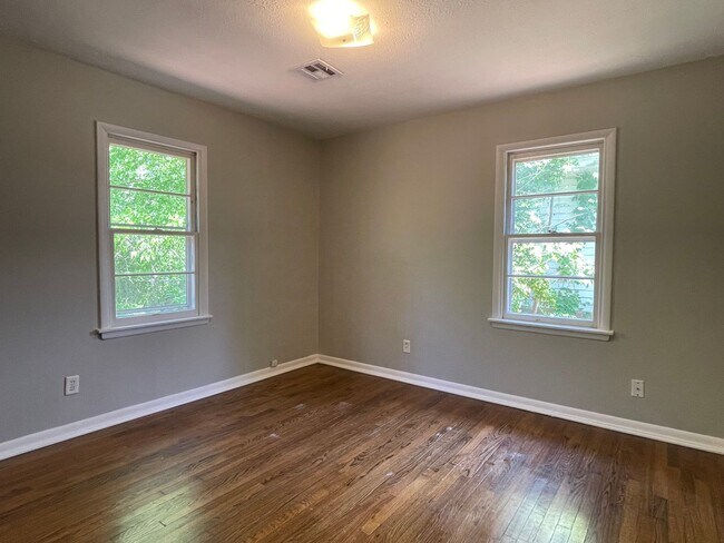 Building Photo - Beautiful Home with Granite and Hardwood!-...