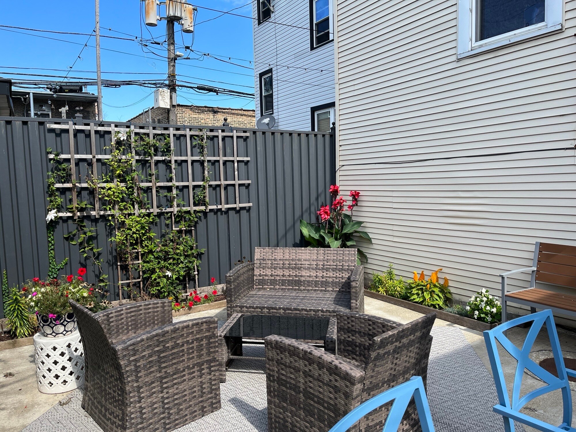 Building Photo - 2338 N Avers Ave