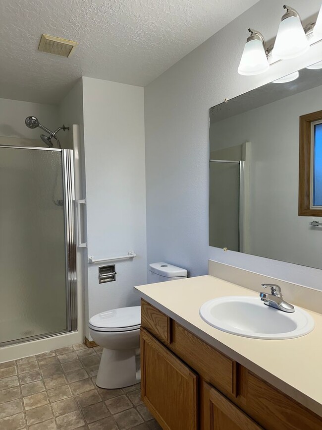 Building Photo - FREE RENT! Newly Updated Single Level Home in Established Keizer Neighborhood