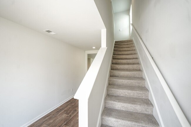 Building Photo - AVAILABLE NOW!