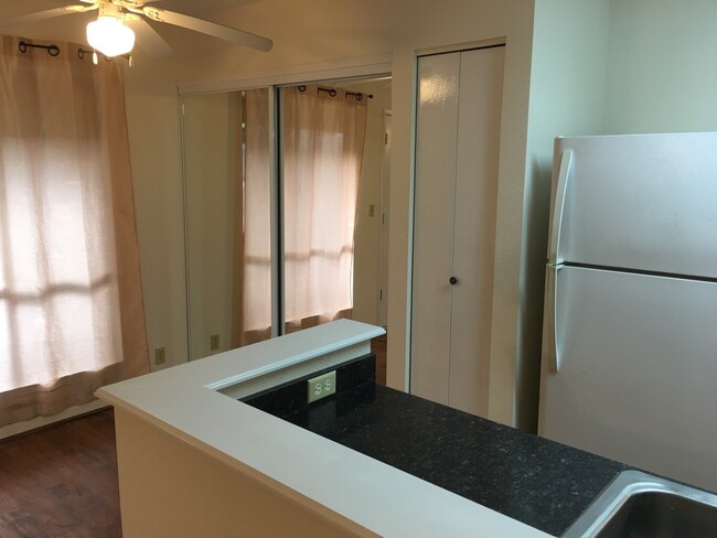 Building Photo - 2 bdrm 1.5 bath 2nd floor Southpointe at W...
