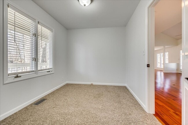 Building Photo - River Hills: 3 BR with 2 Full & 2 Half Baths