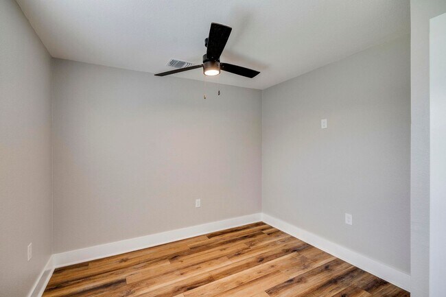 Building Photo - 349-wr