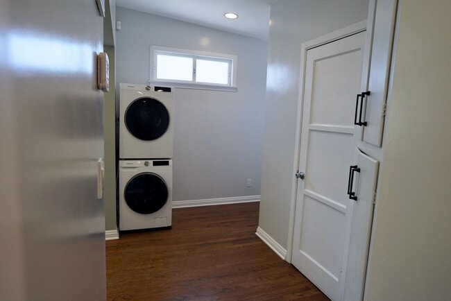 Building Photo - Spacious Silver Lake Charmer 2-bedroom, 1-bath home for Rent.