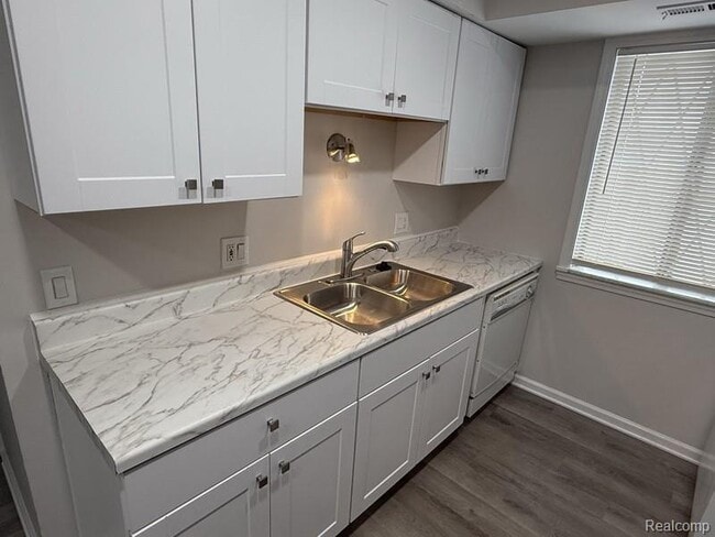 Building Photo - 250 E Thirteen Mile Rd