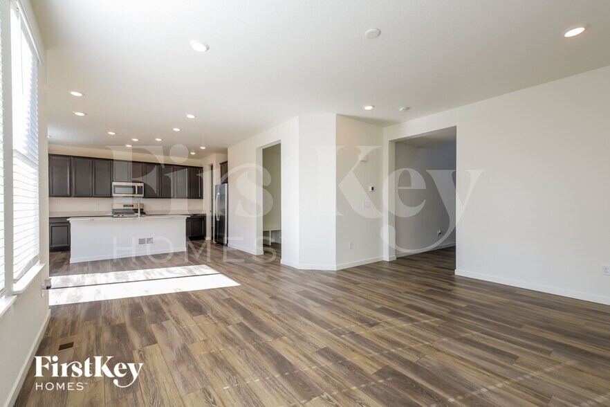 Building Photo - 10994 Uvalda St