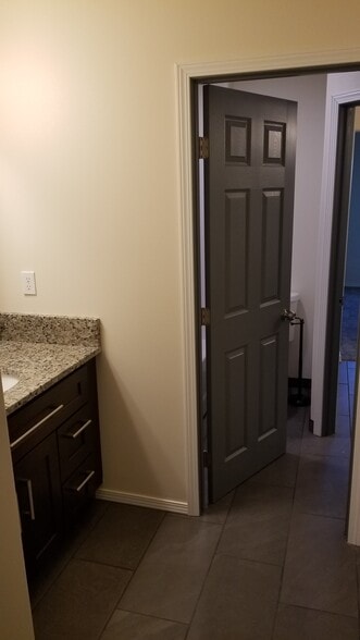 Building Photo - 1412 W Lakeside Dr