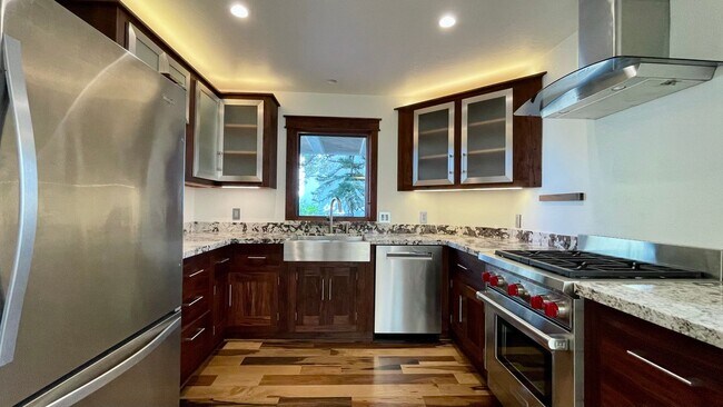 Building Photo - 591 Bluerock Dr