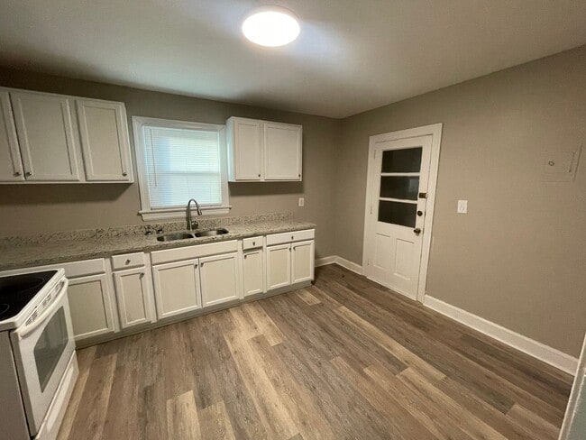 Building Photo - 514 Macon St S