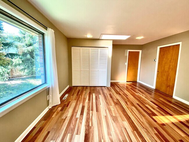 Building Photo - 4 Bedroom 2.5 bath on Central Rim minutes from downtown
