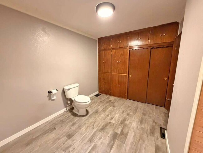 Building Photo - 2130 S Riverside Dr