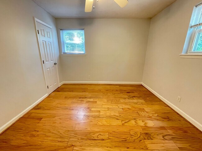 Building Photo - Sweet Spot in Carrboro! Inviting, updated 3br 2ba condo...Walk to Weaver St. & minutes to UNC