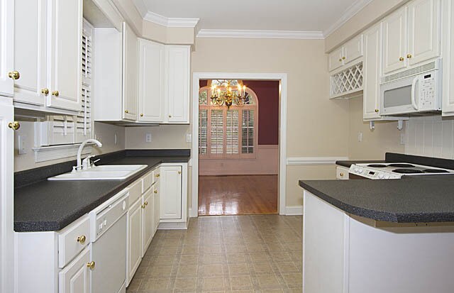 Building Photo - Inviting 3 Bed / 2.5 Bath Home Featuring Main Level Suite