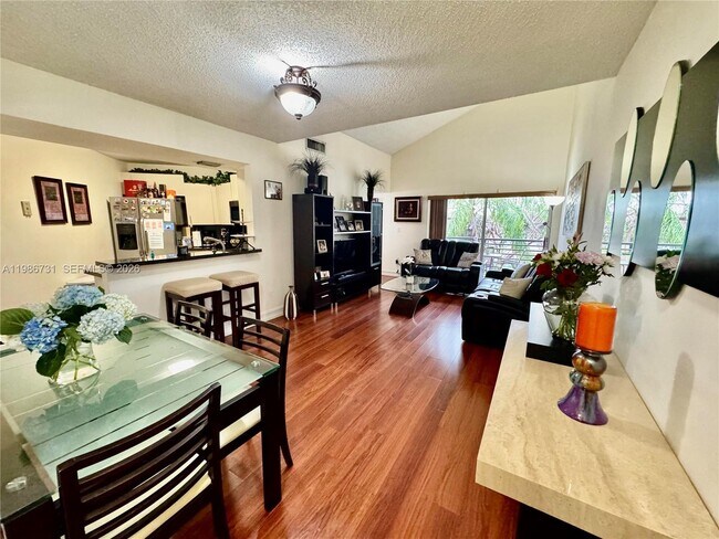 Building Photo - 9731 Fontainebleau Blvd