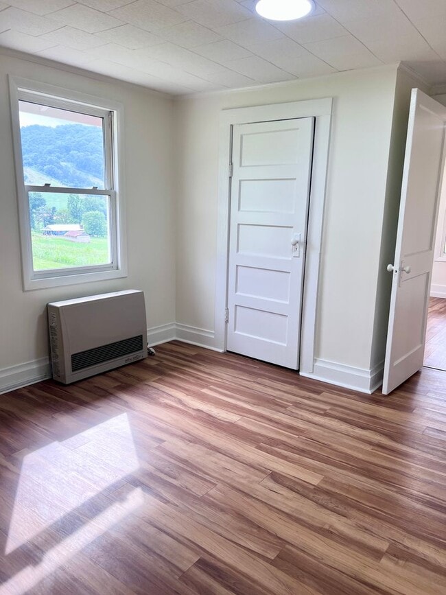 Building Photo - Super cute farm house with beautiful mountain view! 2 bedrooms, 1 bathroom!