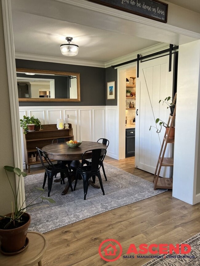 Building Photo - Darling Home in Olive Dr Area!