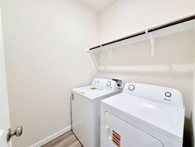 Building Photo - 133 Cintilar St