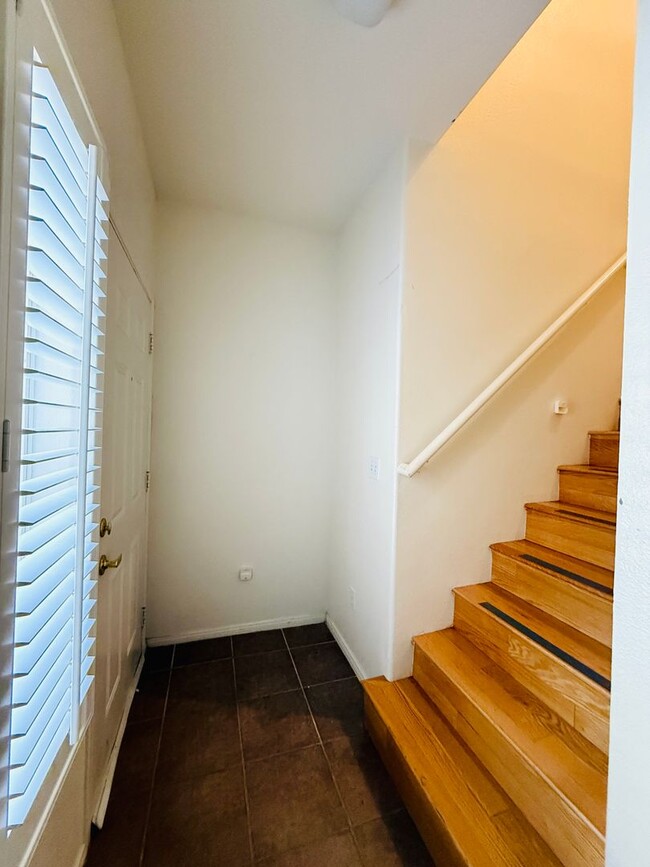 Building Photo - Enjoy resort-style living in this stylish ...