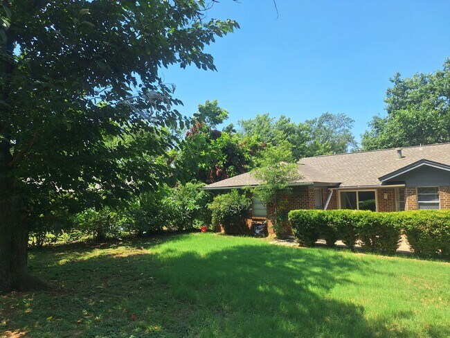 Building Photo - 513 Simmons Dr