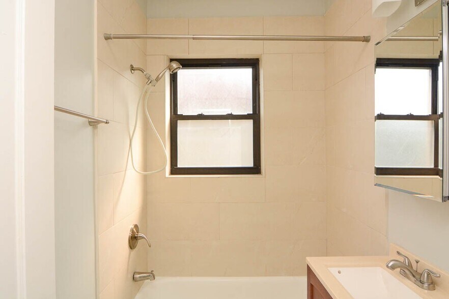 Building Photo - 4743 N Hermitage Ave