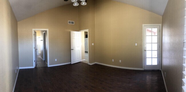 Building Photo - 556 Pinar Del Rio Dr