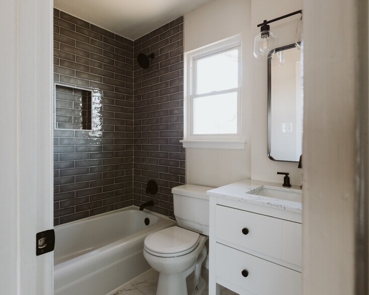 Building Photo - 1402 Fairfield Dr