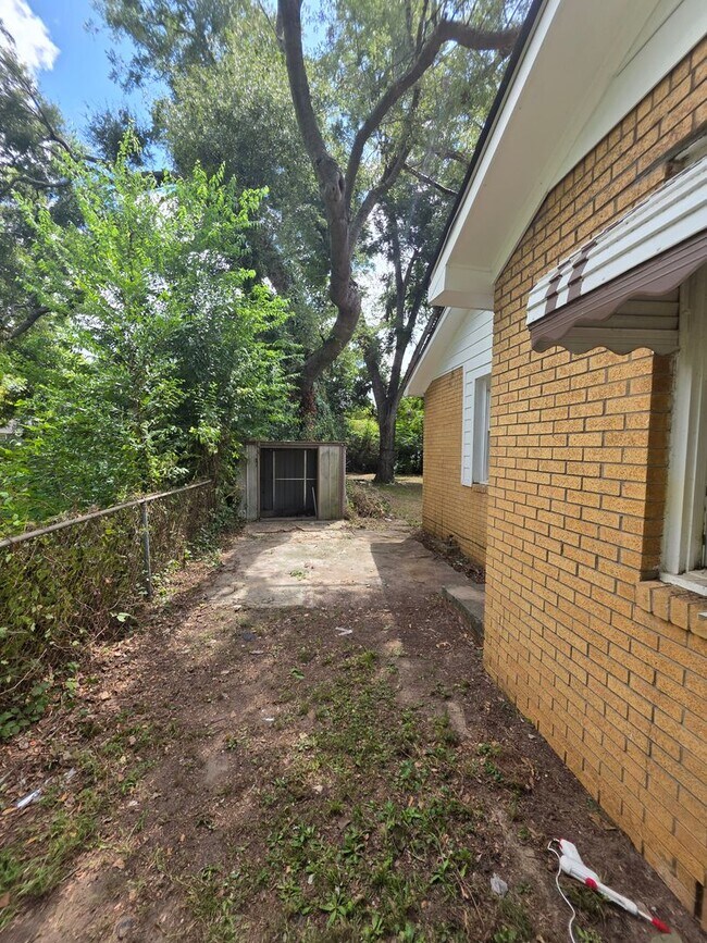 Building Photo - 828 Forsythe St
