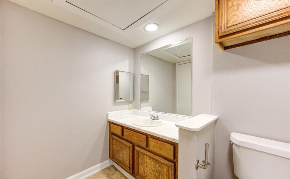 Building Photo - 12200 Overbrook Ln