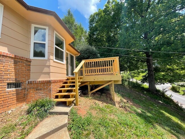 Building Photo - Bayless Street Downtown One Bedroom