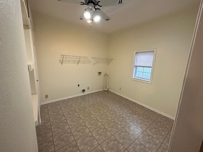 Building Photo - 606 Wilshire - 4/Bed 2/Bath