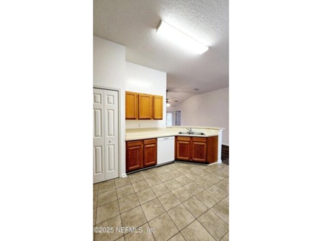 Building Photo - 4/2 in Westchase Manor